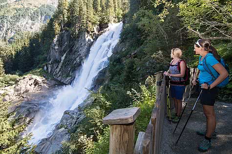 Urlauber genießen Ausblick auf Krimmler Wasserfälle